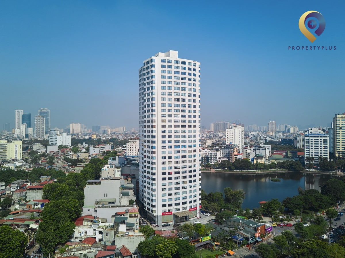 Tòa nhà Ngọc Khánh Plaza nhìn từ trên cao với hồ nước phía trước - hình ảnh từ Property Plus